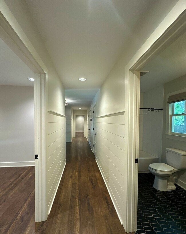 Building Photo - Gorgeous 3 Bedroom Cottage Style Home
