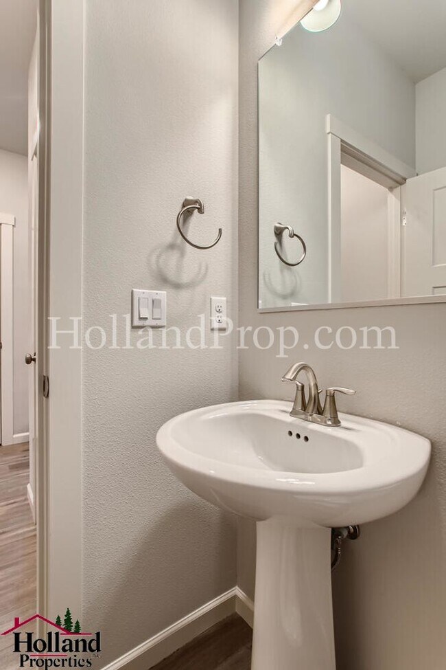 Building Photo - Gorgeous 4 Beds 2.5 Baths Single Family in...