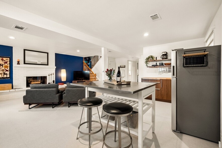 Building Photo - 6123 S Madison Dr