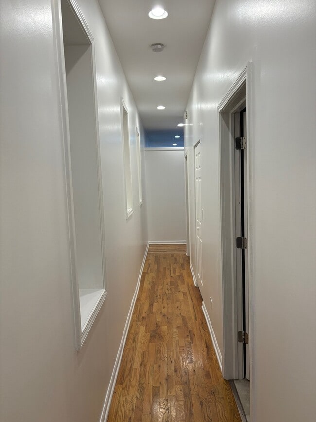 Building Photo - 524 W 78th St