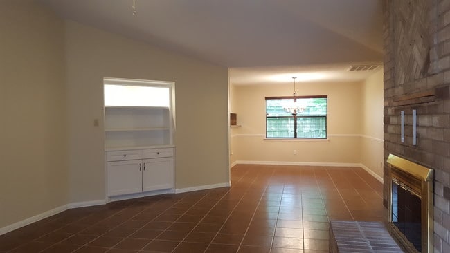 Building Photo - 2102 Rolling Glen Dr