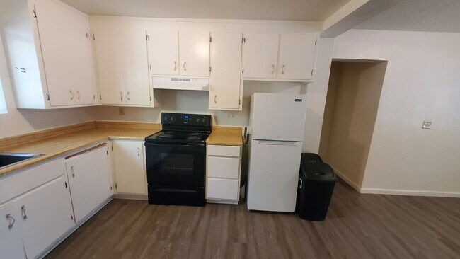 Building Photo - 2 Bedroom 1 Bath Duplex In Sierra Village ...