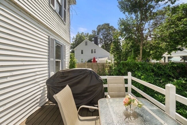 Building Photo - 318 Concord St