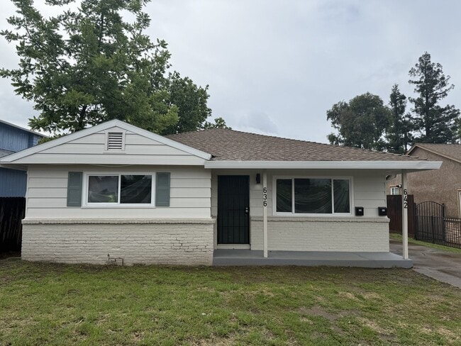 Building Photo - 636-642 Las Palmas Ave