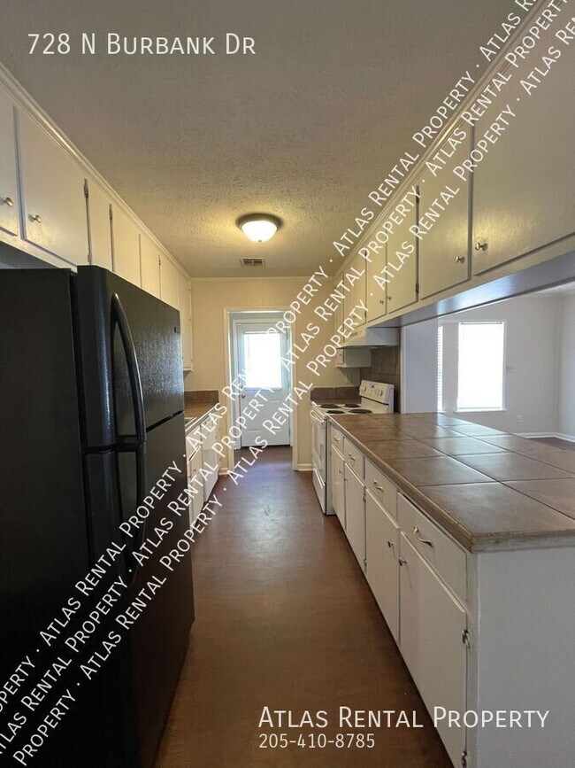 Building Photo - 728 N Burbank Dr