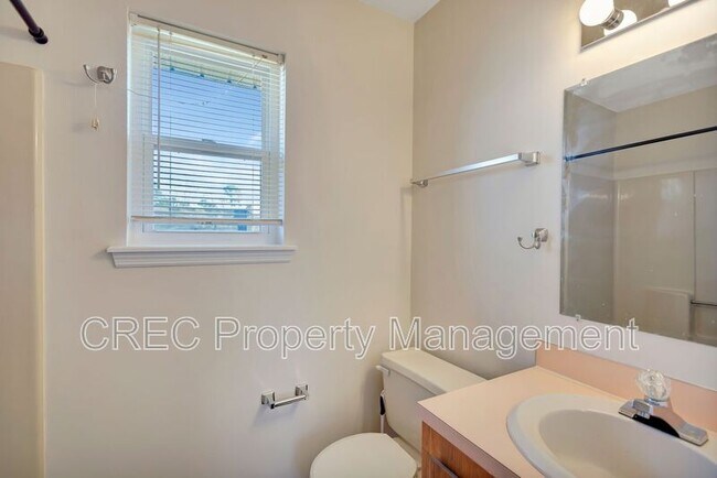 Building Photo - 1005 Tj Ln