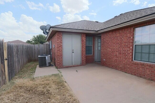 Building Photo - Great 3/3/2 Duplex!