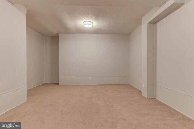 Building Photo - 107 Montrose Ave