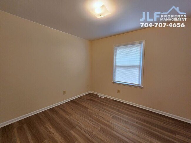 Building Photo - 2 Bed /1.5 Bath Duplex in Convenient Kanna...