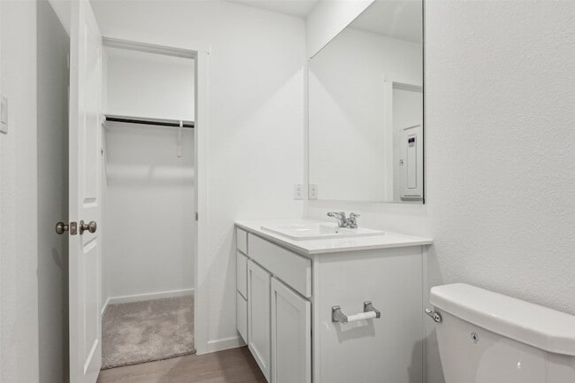 Building Photo - 726 Ponderosa Ln