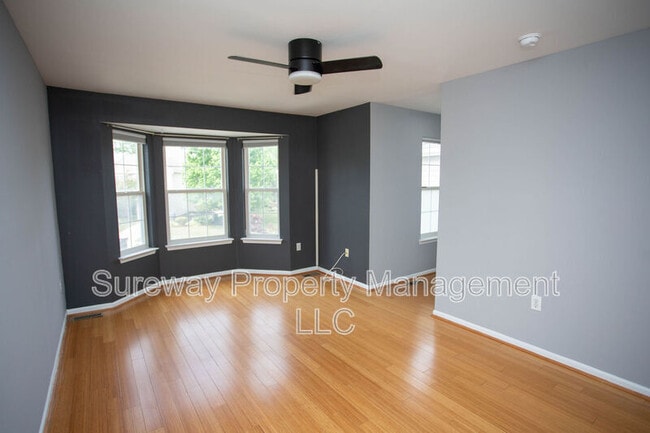 Building Photo - 605 Doral Dr