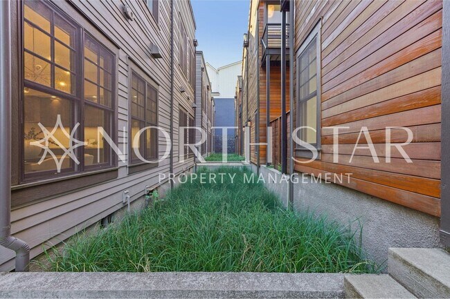 Building Photo - Luxury Living in the Heart of Lake Oswego: Stylish 3-Story Townhouse