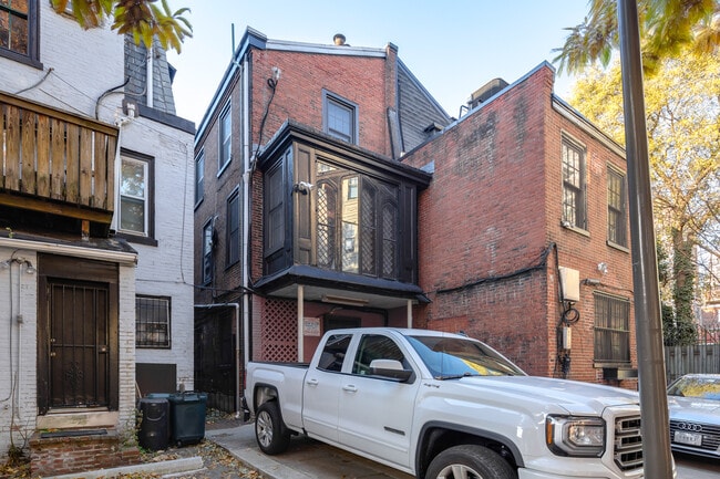 Building Photo - 331 S 18th St