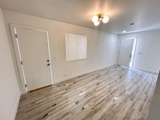 Building Photo - 1 MONTH FREE RENT! Scottsdale/Tempe Beautifully Remodeled 3 bed 2 bath with Yard!