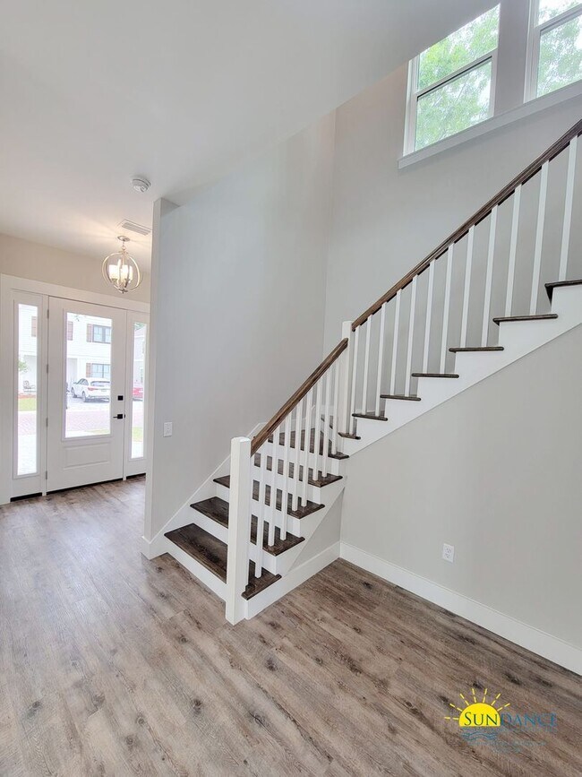 Building Photo - Stunning 3 Bedroom Home in SRB!