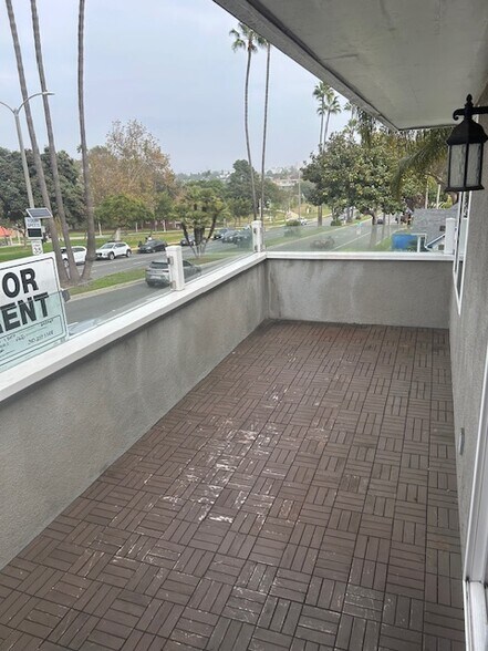 Spacious balcony - 1534 Manhattan Beach Blvd