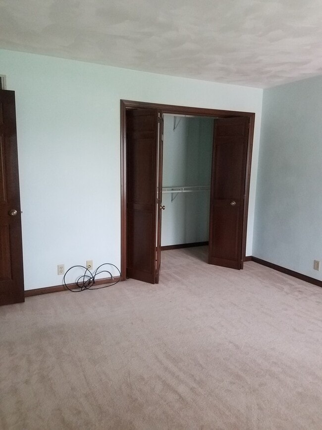 Building Photo - Beautiful 2-bedroom, 1-1/2 bath 2 Level Du...