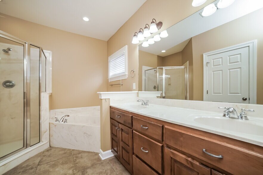 Building Photo - 2733 Graystone Dr
