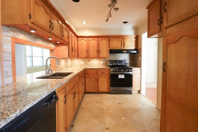 Building Photo - 3 Bed Mid-Town Beaut! Available for Immedi...