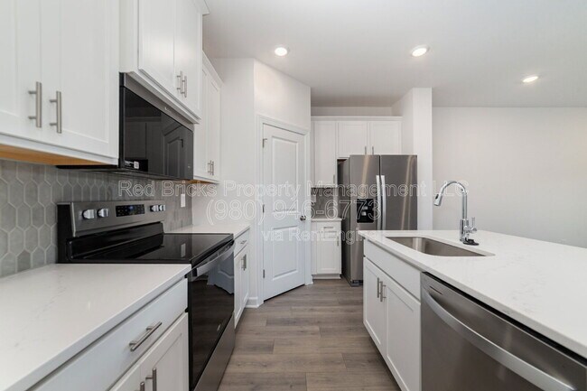 Building Photo - 4039 Smt Wds Dr