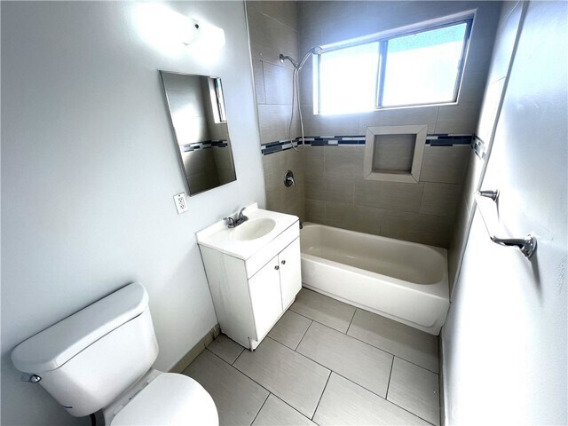 Building Photo - 620 W 82nd St