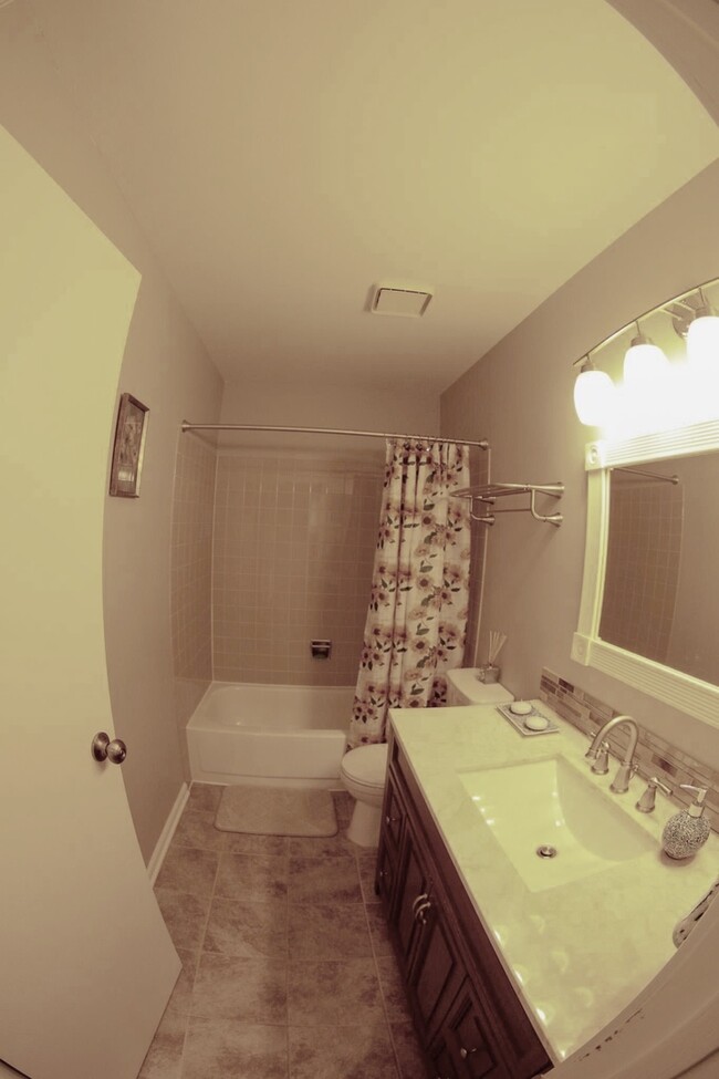 Building Photo - 420 Ascot Ln