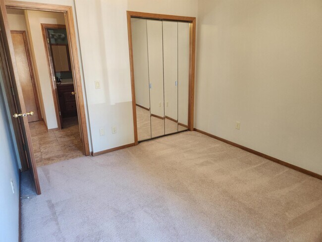 Building Photo - 611 NE Tracker Ct