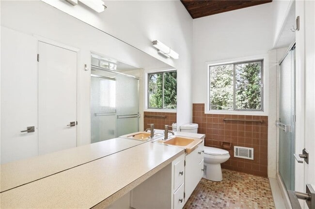 Building Photo - 3684 Northlake Dr