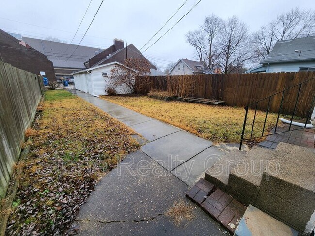 Building Photo - 1809 S Center St