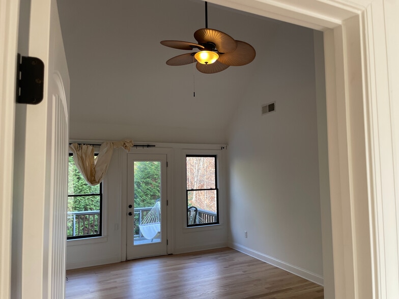 Building Photo - Room in House on Hillside Dr