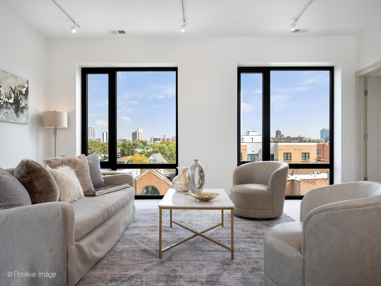 Building Photo - 3202 N Racine Ave