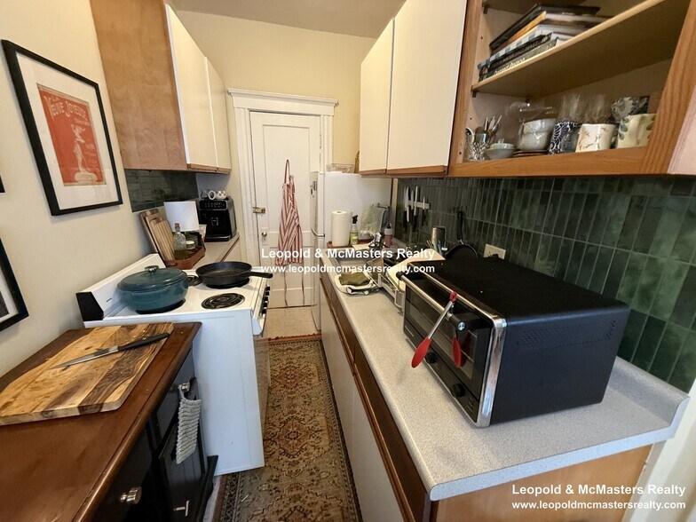 Building Photo - 164 Kelton St