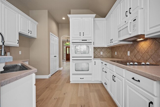 Building Photo - 4617 Kingsway Ln