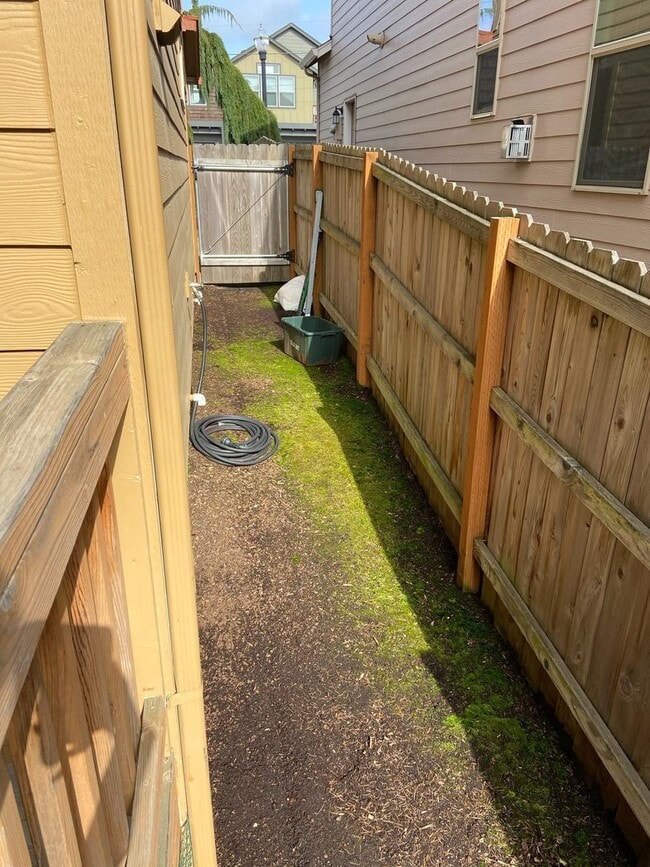 Building Photo - Beautiful Craftsman Style Home in Felida - 3 Bedroom/2.5 Bath - Available for showing on 3/30!