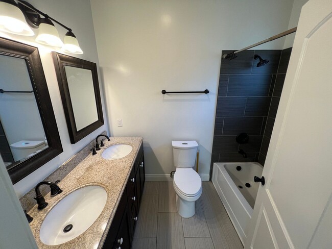 Building Photo - 3 Bed / 2 Bath | North Oak Park Home Avail...