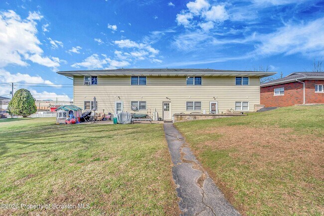 Building Photo - 809 Moosic Rd