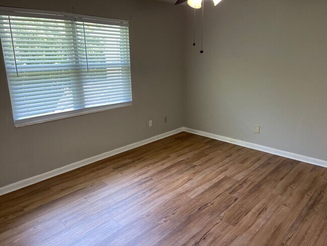 Building Photo - Eastgate Home