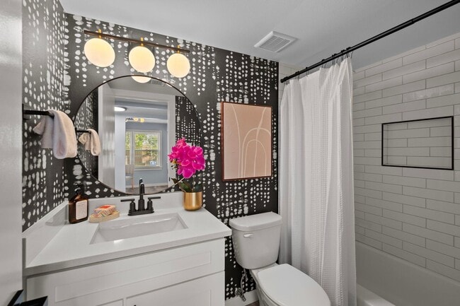 Building Photo - 621 Broadmoor Dr