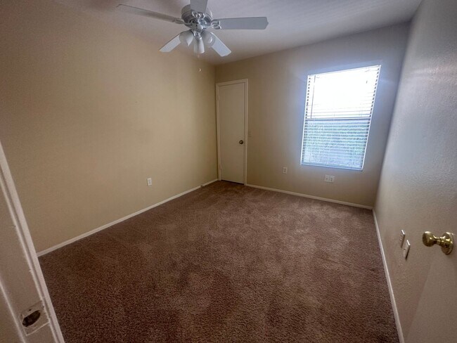 Building Photo - Gilbert home with community pool.