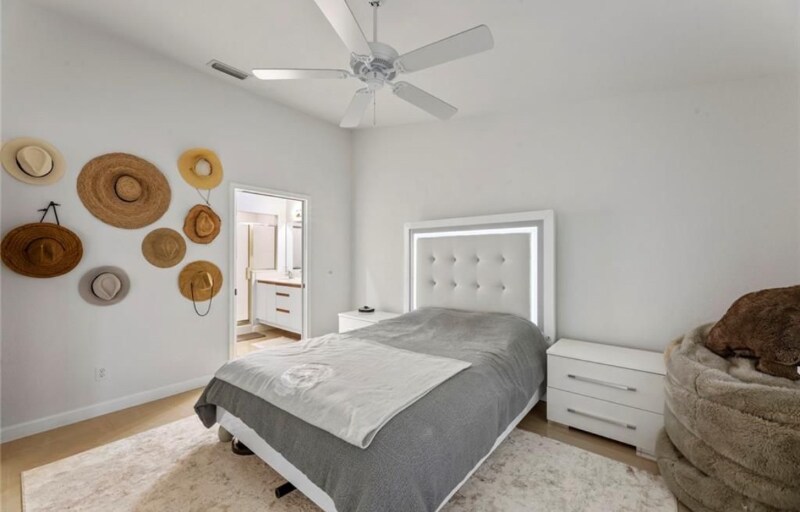 Building Photo - 2325 Hidden Lake Dr