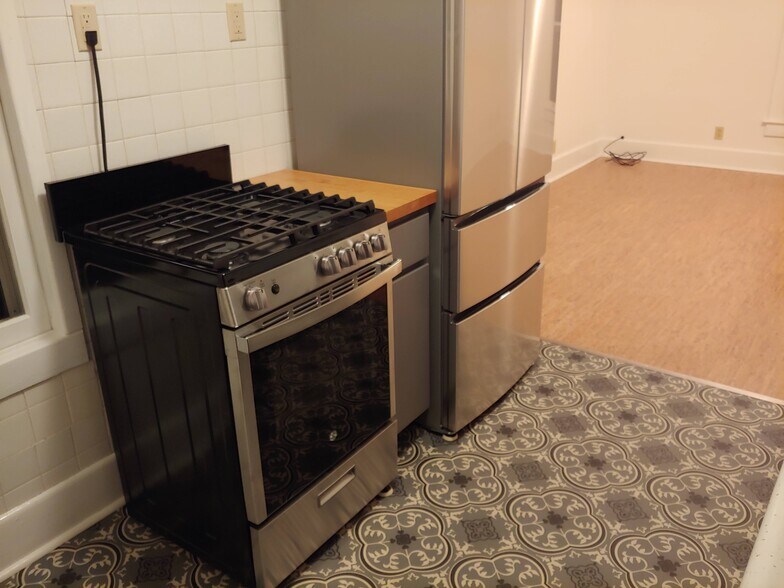 Kitchen - 704 S Broadway Ave