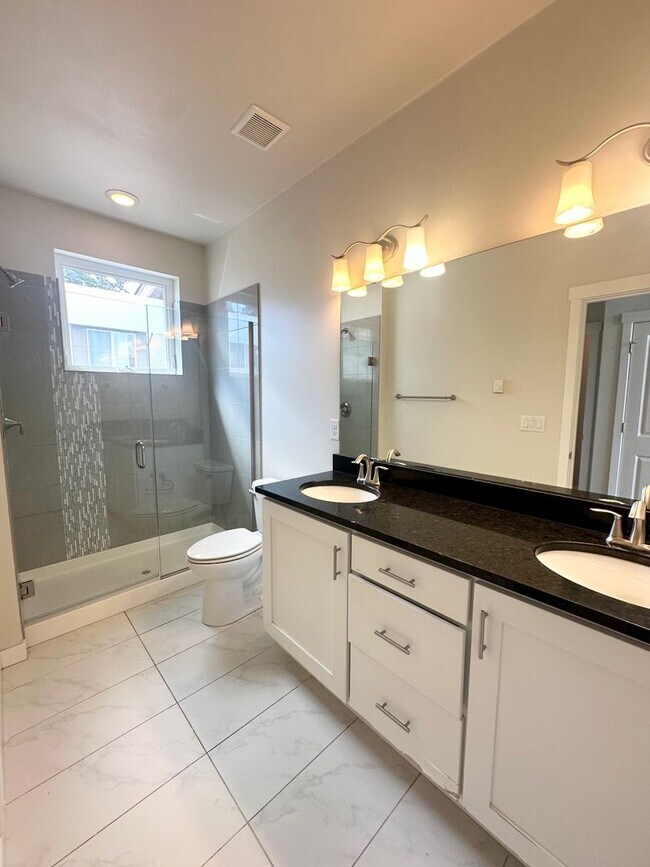 Building Photo - Modern 2-bed, 2-bath Townhome in Shoreline.