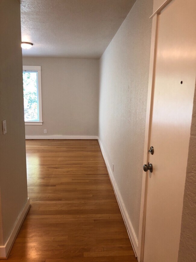 Building Photo - Clinton Abernathy Gorgeous Remodel Spaciou...