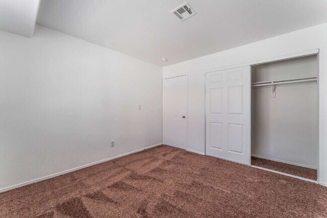 Building Photo - Move in now to this beautiful 2 story 3 bed 2.5 bath townhome near the Lakes area!