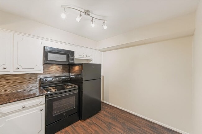 Building Photo - Updated 2-Bed, 2.5-Bath Condo in Sought-Af...
