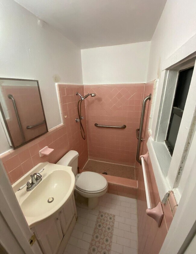 Building Photo - 1015 Richmond St