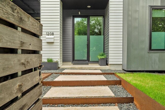 Building Photo - 1208 Hillside Ave