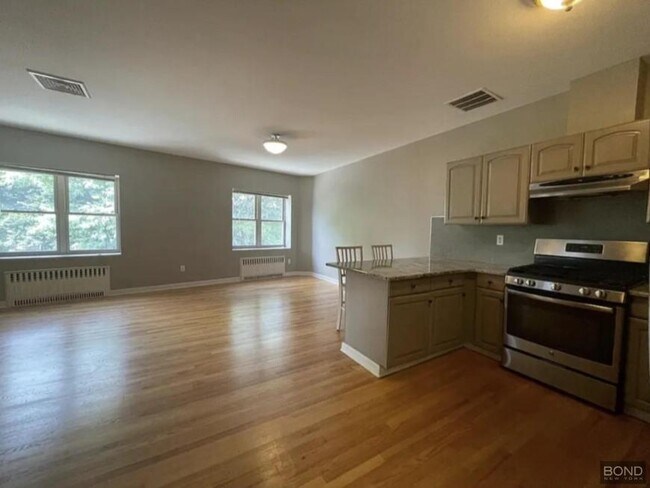 Building Photo - 3 bedroom in Queens NY 11418