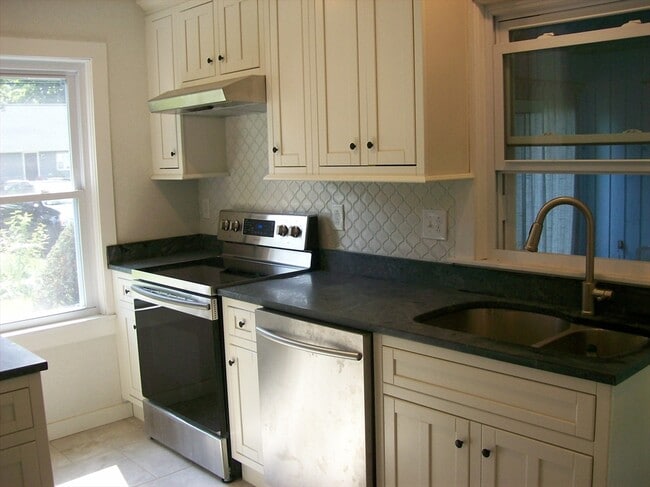 Building Photo - 480 Pleasant St