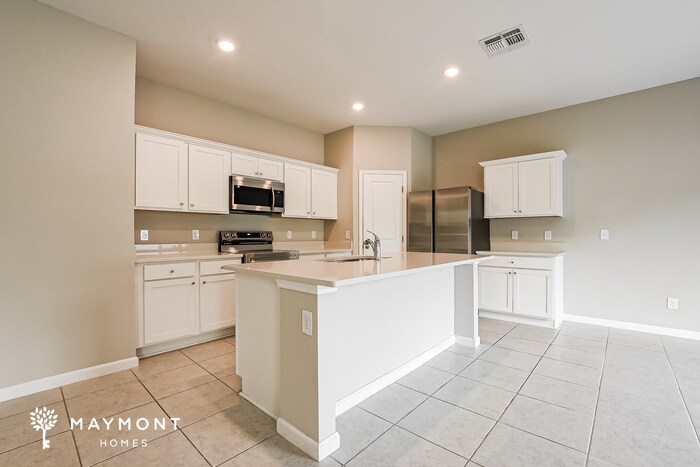 Building Photo - 2681 Island Pond Dr